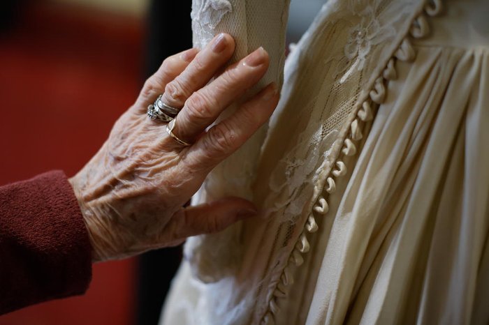 Dona Lina confere ainda alguns detalhes bastante preservados no vestido de casamento