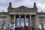 A ativista climática sueca Greta Thunberg está em frente ao prédio do Reichstag que abriga o Bundestag alemão (câmara baixa do parlamento) enquanto fala aos manifestantes que participam de uma greve climática global de Fridays for Future em Berlim em 24 de setembro de 2021, dois dias antes do Eleições federais alemãs. - Ativistas do movimento se manifestam em todo o mundo e em mais de 350 cidades alemãs para pedir mudanças estruturais por meio de medidas socialmente justas e consistentes para limitar o aquecimento global a 1,5 graus Celsius. Mais de 1160 campanhas foram planejadas em todos os continentes, anunciou o movimento. (Foto de John MACDOUGALL / AFP)<!-- NICAID(14898383) -->