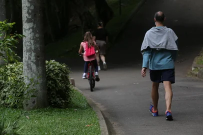 CAXIAS DO SUL, RS, BRASIL (06/02/2021)Decreto municipal de 5 de fevereiro reabre parques fechados e permite permanência dos frequentadores nos locais, mas Cinquentenário e Ecoparque ainda estão fechados; Macaquinhos não recebeu demarcação; Jardim Botânico está aberto para pedestres. Na foto, Parque dos Macaquinhos. (Antonio Valiente/Agência RBS)<!-- NICAID(14708646) -->