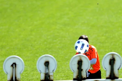 Cobranças de falta com barreira e descontração no treino do Juventude.<!-- NICAID(7377923) -->