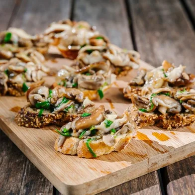 bruschetta, cogumelos, destemperados<!-- NICAID(14034407) -->