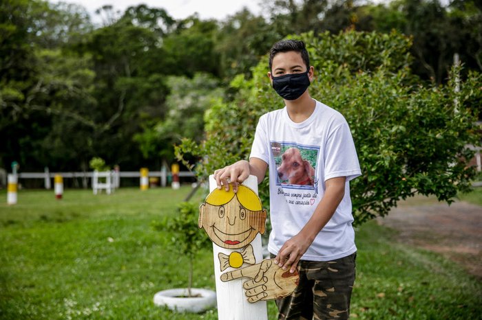 Jackson com a camiseta em homenagem a Belinha ajudando na decoração da praça