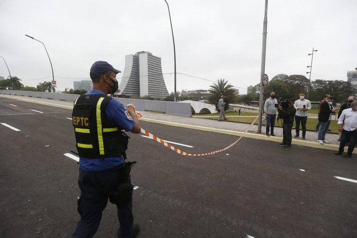 Agentes da EPTC orientaram a reabertura da via