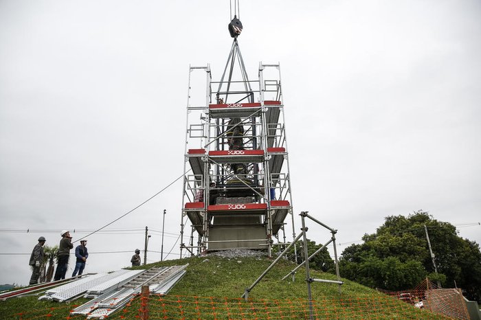 O Monumento ao Laçador foi envolto por uma gaiola para realizar o içamento
