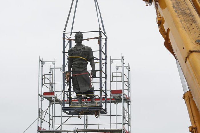 O monumento pesa 3,8 toneladas e tem 4,4 metros de altura