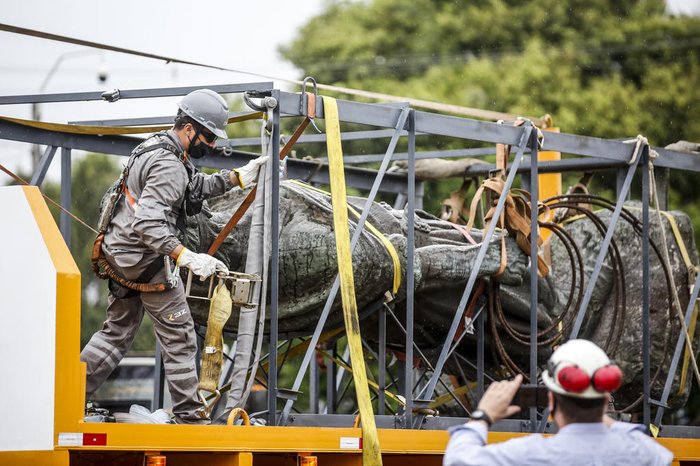 Operários ajudaram a firmar a escultura no caminhão