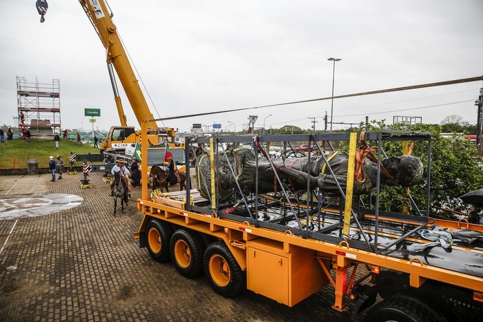 Integrantes da Ordem dos Cavaleiros do RS acompanharam o transporte