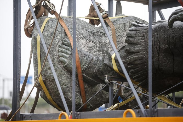 Detalhe dos pés do Laçador, já na estrutura para transporte