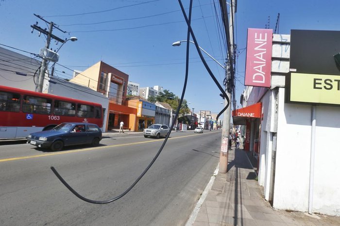 Fios rompidos ou folgados costumam descer ao nível do solo