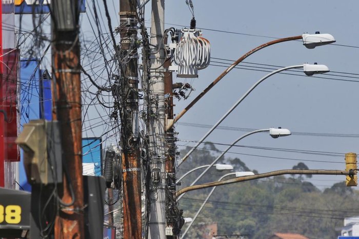Emaranhado de fios na Azenha, em Porto Alegre