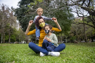 PORTO ALEGRE, RS, BRASIL - Donna das minhas escolhas. Na imagem a Laura Milano com seus dois filhos, Natália Bamberg e Rafael Bamberg.Indexador: Jeff Botega<!-- NICAID(14897822) -->