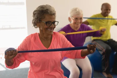Senior woman exercising with resistance band in fitness studioFonte: 288148412<!-- NICAID(14903249) -->
