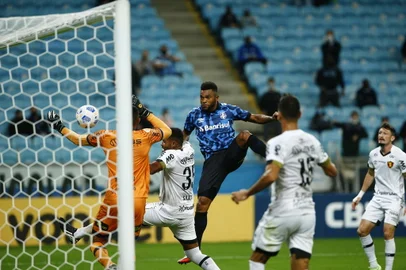 PORTO ALEGRE, RS, BRASIL - 03.10.2021 - O Grêmio recebe o Sport na Arena, em jogo válido pela 23ª rodada do Brasileirão. Partida marca a volta da torcida à Arena durante a pandemia. (Foto: Félix Zucco/Agencia RBS)<!-- NICAID(14905163) -->