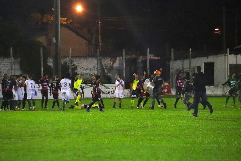 Rodrigo Crivellaro, William Ribeiro, Guarani-VA, São Paulo-RG, futebol, divisão de acesso, agressão<!-- NICAID(14906658) -->