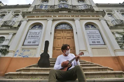 Medico artista, Franklin Capaverde, toca músicas a pedido de pacientes de UTI em Porto Alegre Intensivista no hospital Beneficência Portuguesa<!-- NICAID(14907549) -->