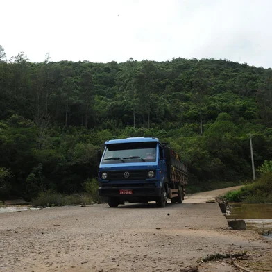 GUAPORÉ, RS, BRASIL (08/10/2021)Moradores de Guaporé denunciam a complicada situaçãe da ligação com anta Gorda. No mês passado mais um carro quase caiu no rio. Em dias de chuva a estrutura fica emcoberta. (Antonio Valiente/Agência RBS)<!-- NICAID(14909914) -->