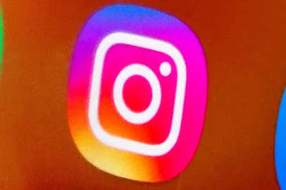 PANE AFETA WHATSAPP FACEBOOK E INSTAGRAMSP - FACEBOOK/INSTAGRAM - GERAL - WhatsApp, Facebook e Instagram estão fora do ar desde a manhã desta segunda-feira (04). Os três serviços pertencem ao Facebook, que diz que investiga as causas desta falha. 04/10/2021 - Foto: RODOLFO BUHRER/FOTOARENA/FOTOARENA/ESTADÃO CONTEÚDOEditoria: GERALLocal: SÃO PAULOIndexador: RODOLFO BUHRERFonte: 2126639Fotógrafo: FOTOARENA<!-- NICAID(14906119) -->
