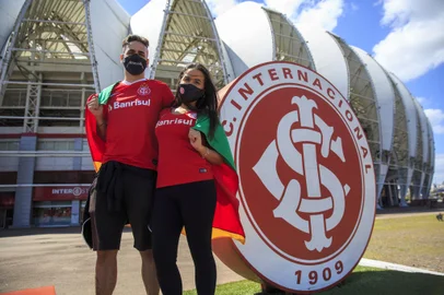 PORTO ALEGRE, RS, BRASIL - A volta da torcida ao estádio Beira-Rio. Na imagem os irmãos e torcedores do Inter, Eduardo Amorim e Idete Amorim.Indexador: Jeff Botega<!-- NICAID(14909137) -->
