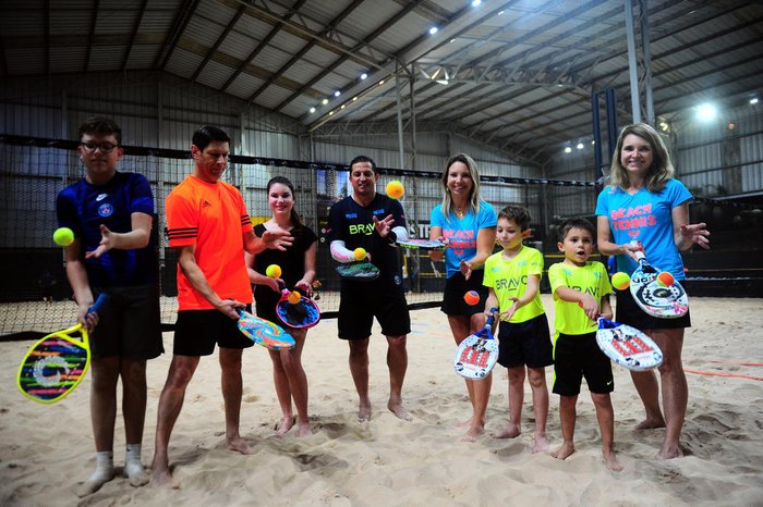 Futebol fitness e pés com sapatos esportivos em pé com bola para