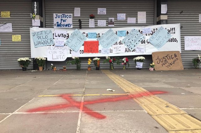 ALVORADA, 09/10/2021, Familiares e amigos de vendedor ambulante morto em frente a açougue fazem caminhada de protesto<!-- NICAID(14911200) -->