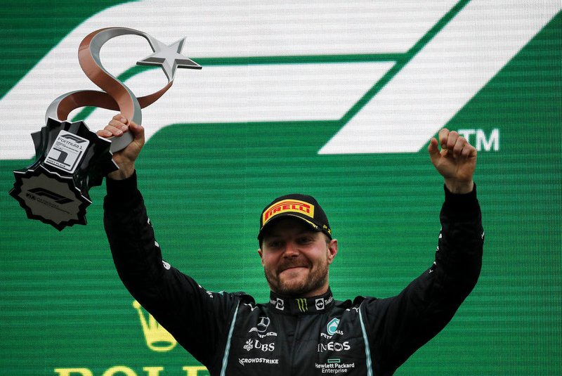 Winner Mercedes Finnish driver Valtteri Bottas celebrates during the podium ceremony after the Formula One Grand Prix of Turkey at the Intercity Istanbul Park in Istanbul on October 10, 2021. (Photo by UMIT BEKTAS / POOL / AFP)Editoria: SPOLocal: IstanbulIndexador: UMIT BEKTASSecao: motor racingFonte: POOLFotógrafo: STR<!-- NICAID(14911399) -->