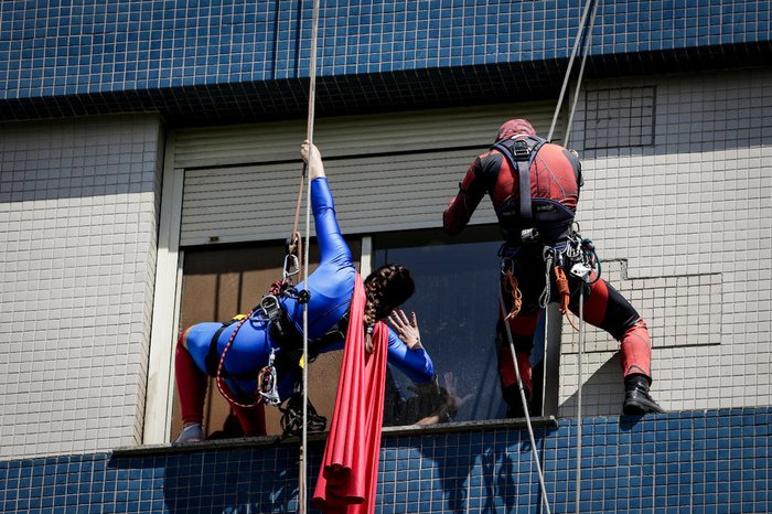 Heróis levando alegria para pequenos em tratamento