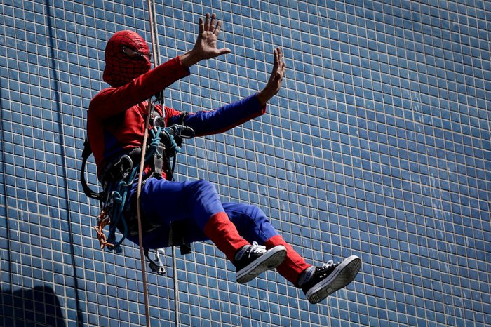 Homem-Aranha em ação durante descida do prédio do Hospital da Criança Santo Antônio