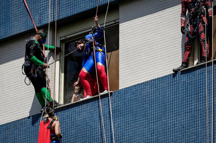 Crianças em tratamento puderam ver heróis pelas janelas