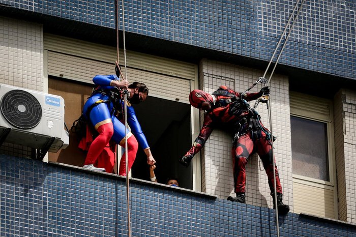Crianças interagiram com heróis durante descida com cordas