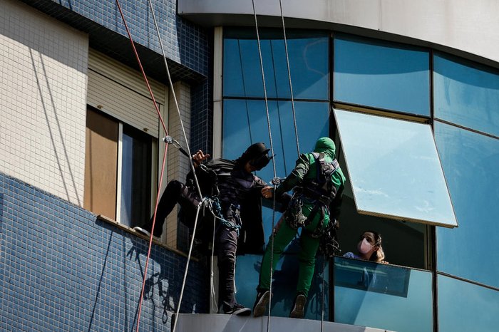 Cerca de 111 pacientes receberam a visita de heróis como o Batman