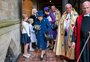 Rainha Elizabeth II usa bengala em público pela primeira vez desde 2004