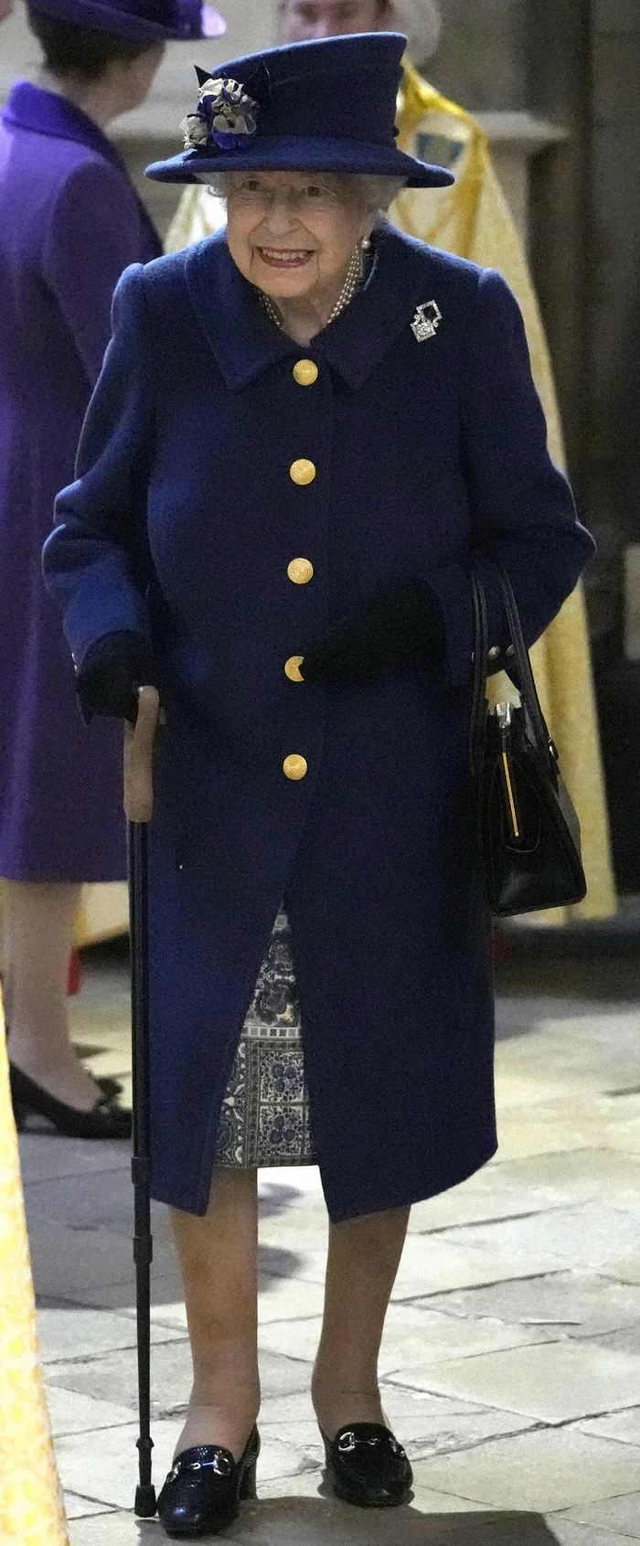 Rainha Isabel II volta a montar a cavalo depois de aparecer publicamente com uma bengala – Observador