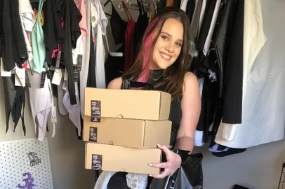 A empreendedora faz 18 agora em outubro. Sem experiência nenhuma no ramo da moda, do varejo, nem do comércio eletrônico, Eduarda Spindler abriu seu e-commerce há pouco mais de 10 meses.<!-- NICAID(14912688) -->