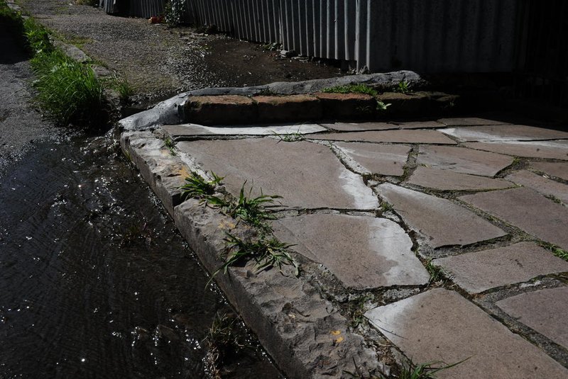 CAXIAS DO SUL, RS, BRASIL (13/10/2021)Moradores relatam vazamento em terreno desde agosto. Samae afirma não ter recebido chamado. (Antonio Valiente/Agência RBS)<!-- NICAID(14913659) -->