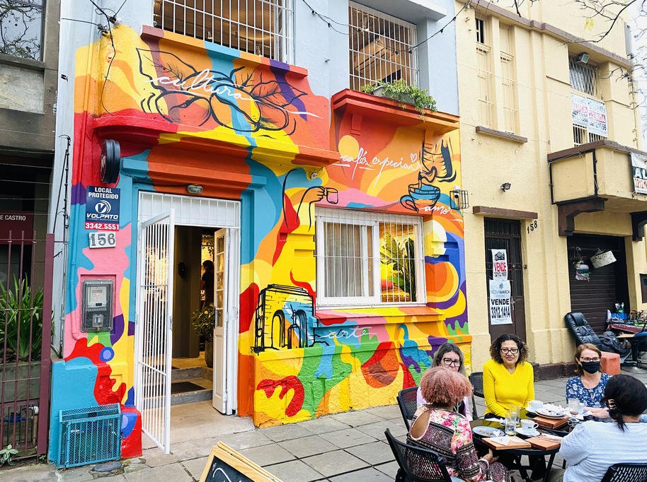 Novidade em Porto Alegre: conheça a cafeteria colorida que une