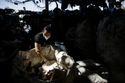 PORTO ALEGRE, RS, BRASIL, 13-10-2021: A recicladora Deividiane Paulus, 32, durante o trabalho na Unidade de Triagem de Lixo Reciclando pela Vida, no bairro Floresta. O percentual de lixo reciclavel encaminhado para os galpoes de triagem esta em queda em Porto Alegre. Em unidades de triagem como a Reciclando pela Vida, a falta de material obriga a unidade a funcionar apenas alguns dias por semana e levou a um esquema de rodizio entre os recicladores. (Foto: Mateus Bruxel / Agencia RBS)Indexador: Mateus Bruxel<!-- NICAID(14913886) -->