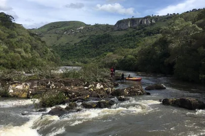 Bombeiros continuam buscas de morador de Caxias que desapareceu no Rio Pelotas após passar com caminhonete em ponte. <!-- NICAID(14915447) -->