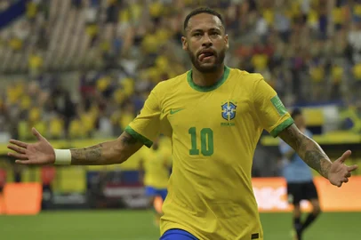 Brazils Neymar celebrates after scoring against Uruguay during the South American qualification football match for the FIFA World Cup Qatar 2022, in Arena Amazonia, Manaus, Brazil, on October 14, 2021. (Photo by NELSON ALMEIDA / AFP)Editoria: SPOLocal: ManausIndexador: NELSON ALMEIDASecao: soccerFonte: AFPFotógrafo: STF<!-- NICAID(14915804) -->