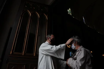 CAIXAS DO SUL, RS, BRASIL (15/10/2021)Bênção realizada das 10h às 17h marca o dia de Santa Teresa DÁvila em Caxias do Sul. Ato que ocorreria na Praça Dante Alighieri foi transferido para a Catedral Diocesana, por conta da instabilidade do clima, onde o padre Volnei Vanassi, pároco da catedral, concedeu bênçãos. A Casa Madre Teresa também coleta donativos no local. (Antonio Valiente/Agência RBS)<!-- NICAID(14916295) -->