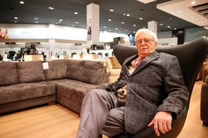 PORTO ALEGRE, RS, BRASIL, 09-06-2014 : Retrato do Adelino Colombo, fundador e presidente da Lojas Colombo, para a série Com A Palavra. (Foto: BRUNO ALENCASTRO/Agência RBS, Editoria Geral)<!-- NICAID(10562707) -->