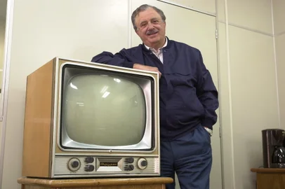 #Máquina: D1-5020855PERFIL DE ADELINO COLOMBO-DONO DAS LOJAS COLOMBO-NA FRENTE DO PRIMEIRO TELEVISOR VENDIDO POR ELE<!-- NICAID(773849) -->