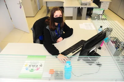CAXIAS DO SUL, RS, BRASIL, 08/10/2021. Alexandra Tibolla, 15 anos, está entre os 30 jovens que participam de um programa chamado Ser Jovem Cidadão, uma parceria da FAS, do Senac e outras entidades. Atualmente, ela faz trabalhos administrativos no setor de licitação da FAS e estuda durante a manhã no nono ano de uma escola estadual de Caxias. (Porthus Junior/Agência RBS)<!-- NICAID(14910562) -->