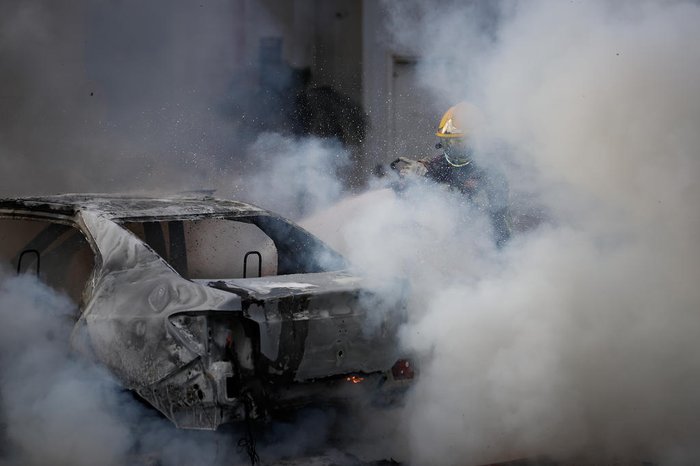 O incêndio foi controlado pelos bombeiros
