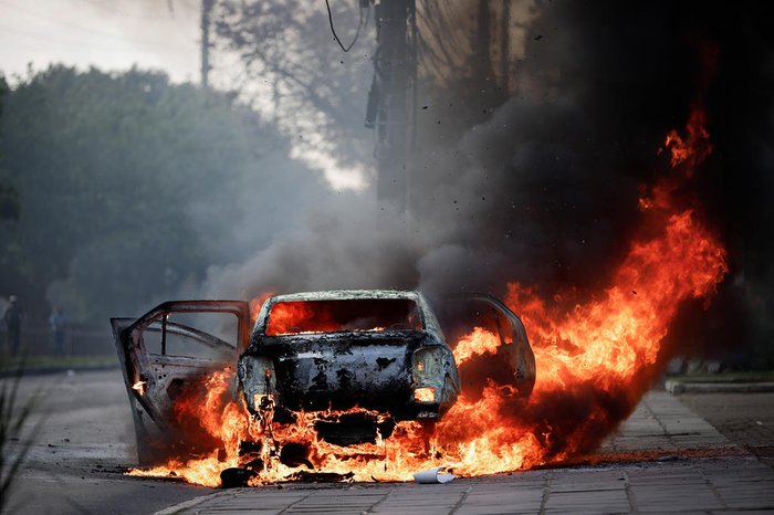 Motorista conseguiu sair do veículo sem ferimentos