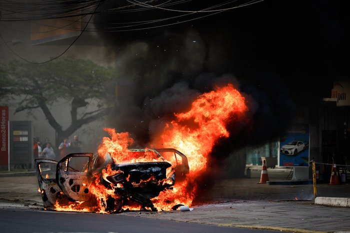 Carro pegou fogo na Avenida Ipiranga, perto do cruzamento com a Chile