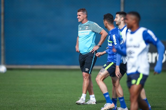 Dúvida na zaga, Cortez na lateral e três volantes: Grêmio idealiza time para enfrentar Palmeiras