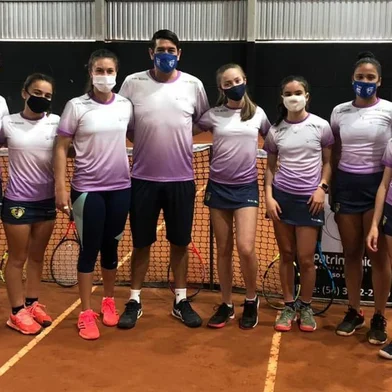 O Empoderando Tenistas, lançado nesta semana em Vacaria, é um subprojeto que faz parte do Lapidando Cidadãos que, desde 2017, atende a mais de 650 crianças. Com o enfoque voltado ao público feminino, de 12 a 18 anos, tem o intuito de oportunizar a prática do tênis de forma competitiva às meninas, que já estão jogando torneios regionais, estaduais, nacionais e internacionais. Para cumprir com seu objetivo, o Empoderando Tenistas prevê uma formação interdisciplinar. <!-- NICAID(14919295) -->