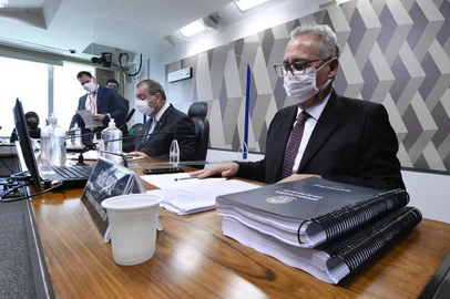Comissão Parlamentar de Inquérito da Pandemia (CPIPANDEMIA) realiza reunião para apresentação do relatório final de lavra do relator da CPI. Mesa:presidente da CPIPANDEMIA, senador Omar Aziz (PSD-AM);relator da CPIPANDEMIA, senador Renan Calheiros (MDB-AL). Sobre a mesa, relatório final da CPI apresentado pelo relator. Foto: Edilson Rodrigues/Agência Senado<!-- NICAID(14919894) -->