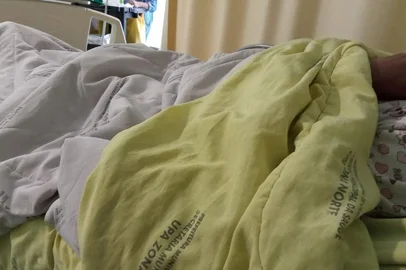 Para se ter uma ideia, na fila espera da Central de Leitos de Caxias do Sul, que regula as vagas da região, havia 42 pacientes à espera de um leito de enfermaria, até o começo da tarde desta quarta-feira (20). Desses, 23 são de Caxias do Sul, e estão nas UPAs Central e Zona Norte ou nas emergências dos hospitais Geral e Pompéia. Outras 19 pessoas estão em serviços de saúde de outros municípios da Serra à espera de trasferência. Há ainda 13 pessoas de Caxias do Sul que precisam de uma vaga na UTI e seis de outros municípios que também estão em fila de espera. Outros sete pacientes, com suspeita de covid-19 aguardam por leito de enfermaria.<!-- NICAID(14919971) -->