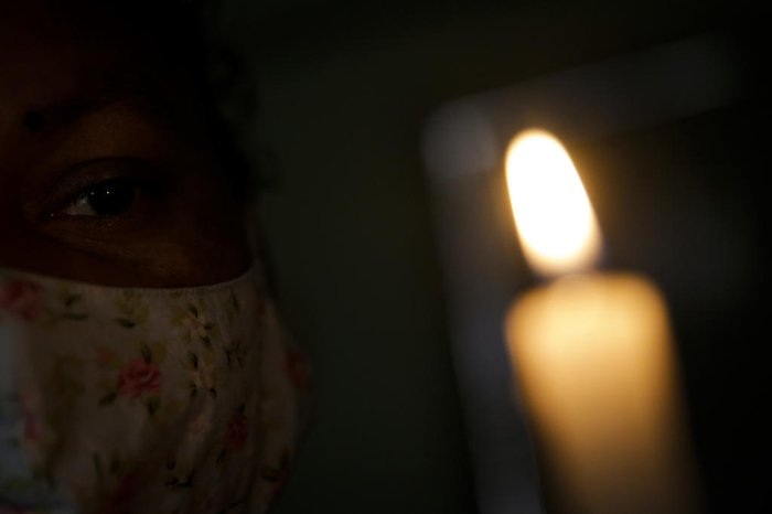 Velas são utilizadas na iluminação dos quartos